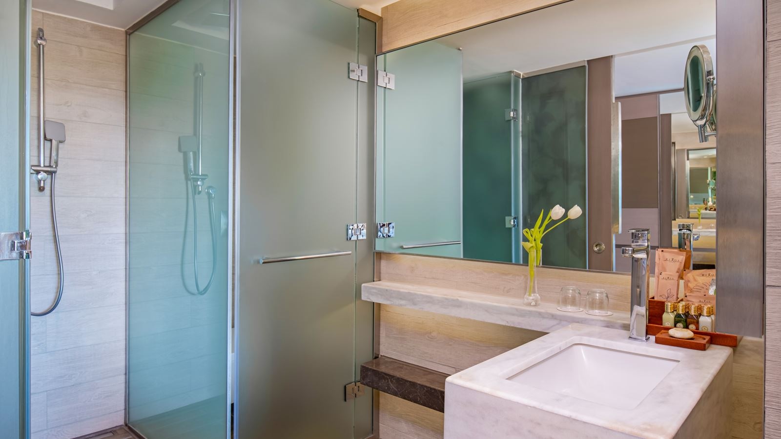 rooms-deluxe-land-view