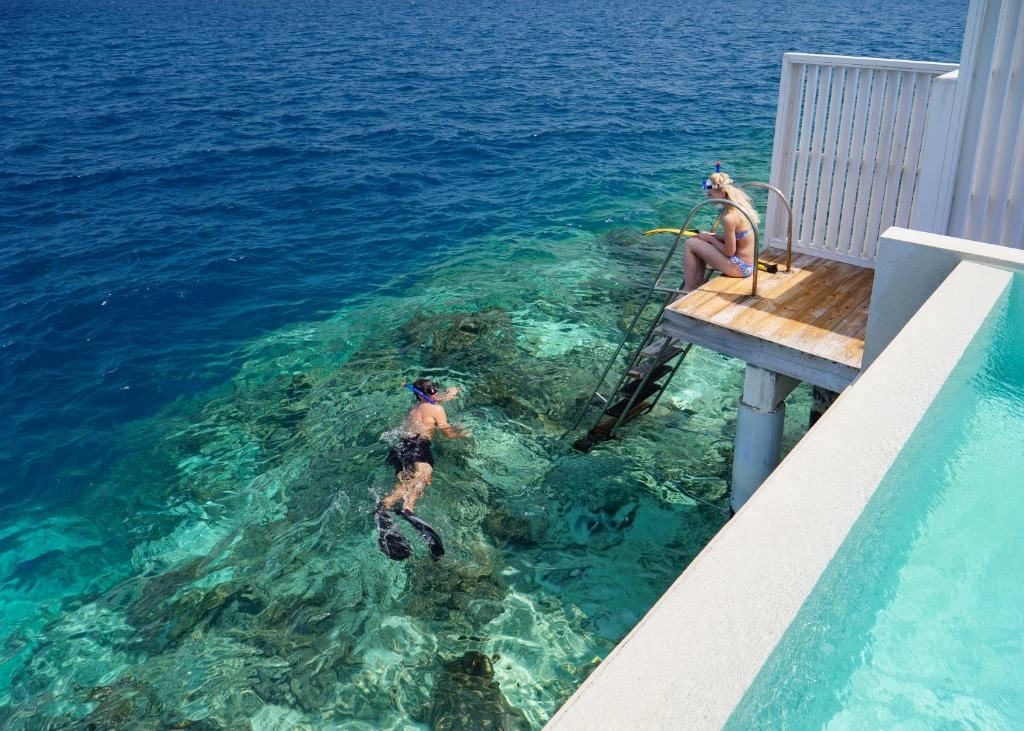 rooms-reef-water-pool-villa