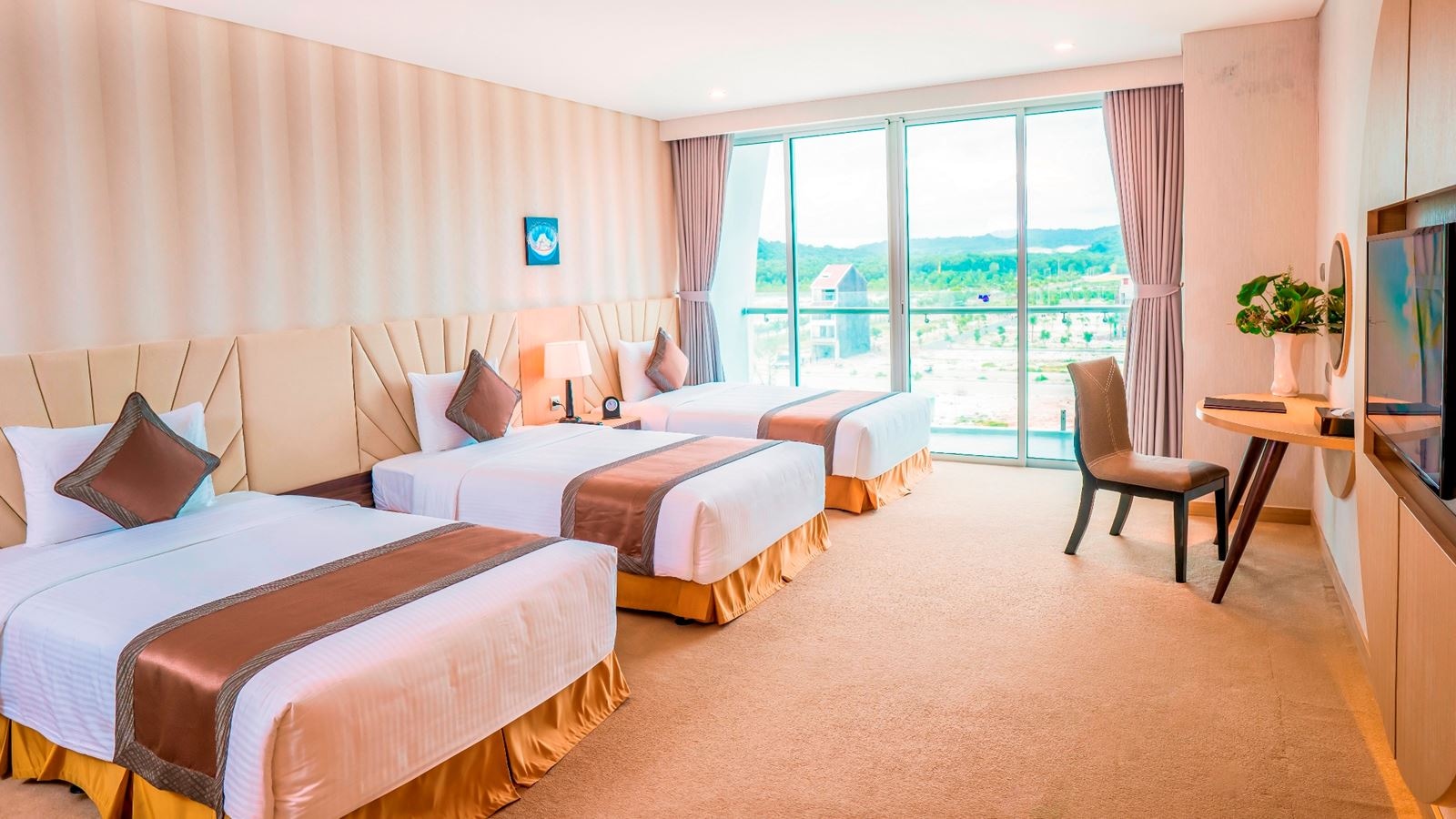 rooms-deluxe-triple-with-balcony