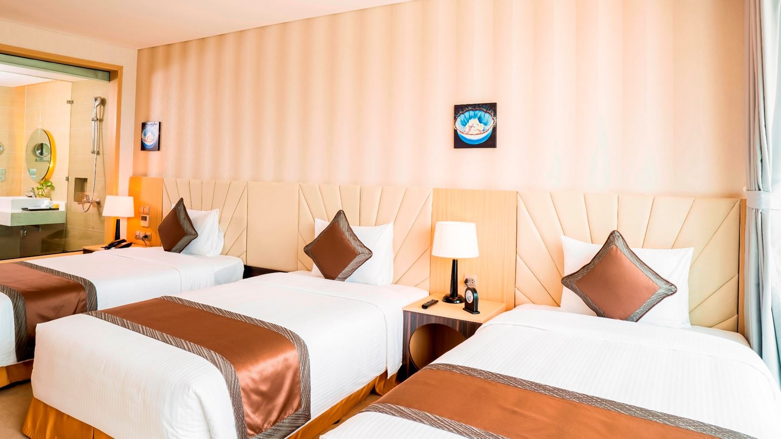 rooms-deluxe-triple-with-balcony