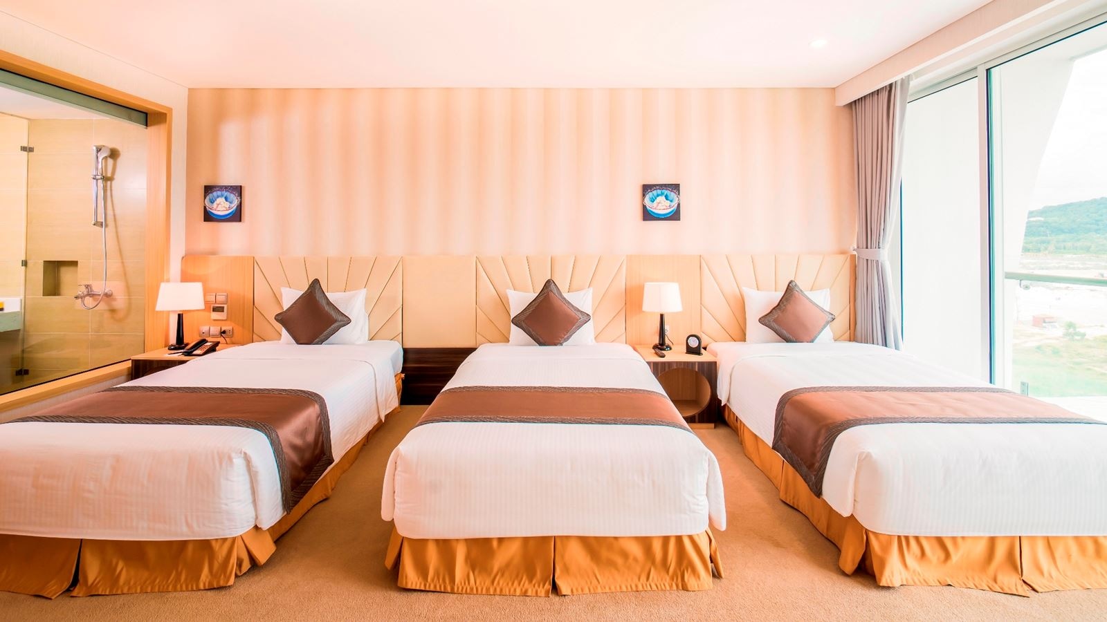 rooms-deluxe-triple-with-balcony