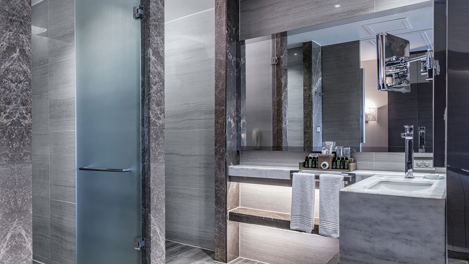 rooms-deluxe-family-room