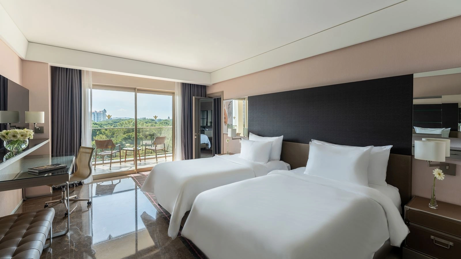 rooms-deluxe-family-room