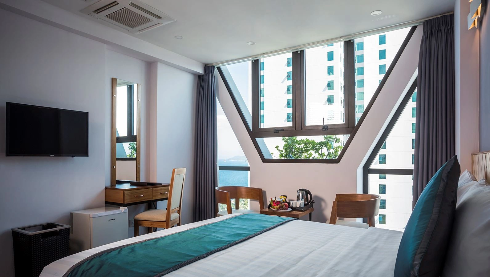 rooms-deluxe-partial-sea-view